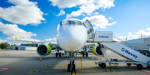 Авиакомпания airBaltic продолжает сдавать свои новые самолеты другим перевозчикам